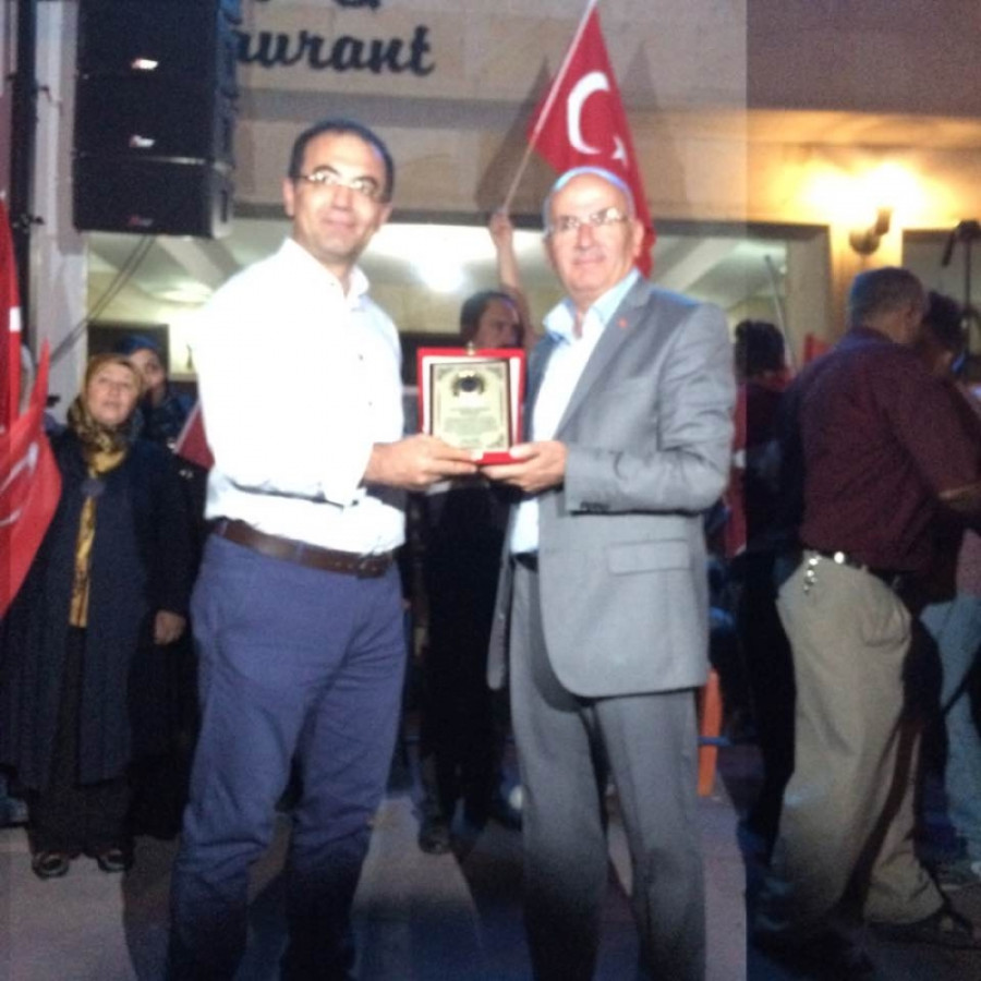 Sünnet Şöleni ve Demokrasi nöbetinde vermiş olduğumuz hizmetlerden dolayı Ürgüp Belediye Başkanı Sn.Fahri YILDIZ Başhekimimiz Dr.Fatih YAKUT'a plaket taktim etti.