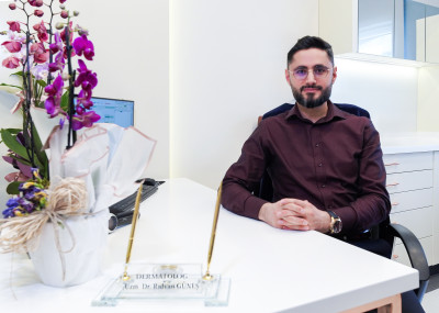 DERMATOLOJİ (CİLDİYE) UZMANI UZM.DR.RIDVAN GÜNEŞ HASTA KABÜLÜNE BAŞLAMISTIR.